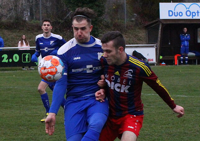 Kampf um den Ball: Der Lauchringer Robin Jäger (rechts) gegen den Albbrucker Andreas Straub.