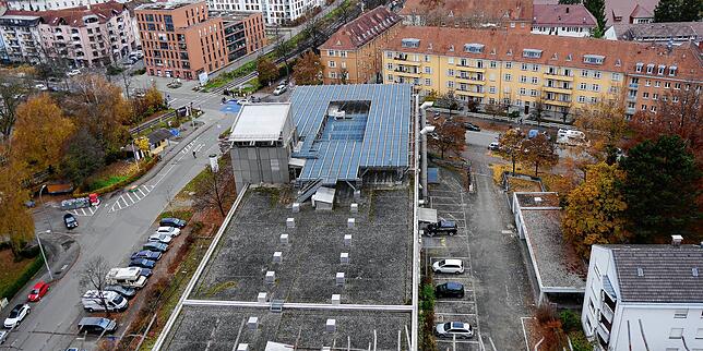 Blick auf die Kreuzung Jahn-/Petershauser/Gustav-Schwab-Straße und das alte Technikgebäude des ehemaligen Telekom-Turms im Vordergrund. ...
