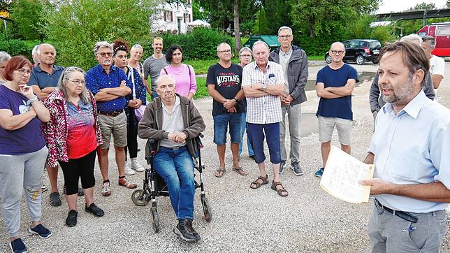Bei einem Dorfgespräch stellte Bürgermeister Michael Klinger die Pläne für einen weiteren Neubau für geflüchtete Menschen in ...