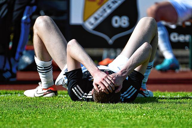 Frust: Simon Hilpert (SV 08 Laufenburg) raufte sich die Haare in Anbetracht der vergebenen Möglichkeiten gegen den FV Herbolzheim.