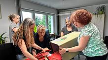 Im Herrischrieder Rathaus werden die Briefwahlscheine der Europa- und Kommunalwahl ausgezählt. Im Bild von links: die Wahlhelfer Tanja ...