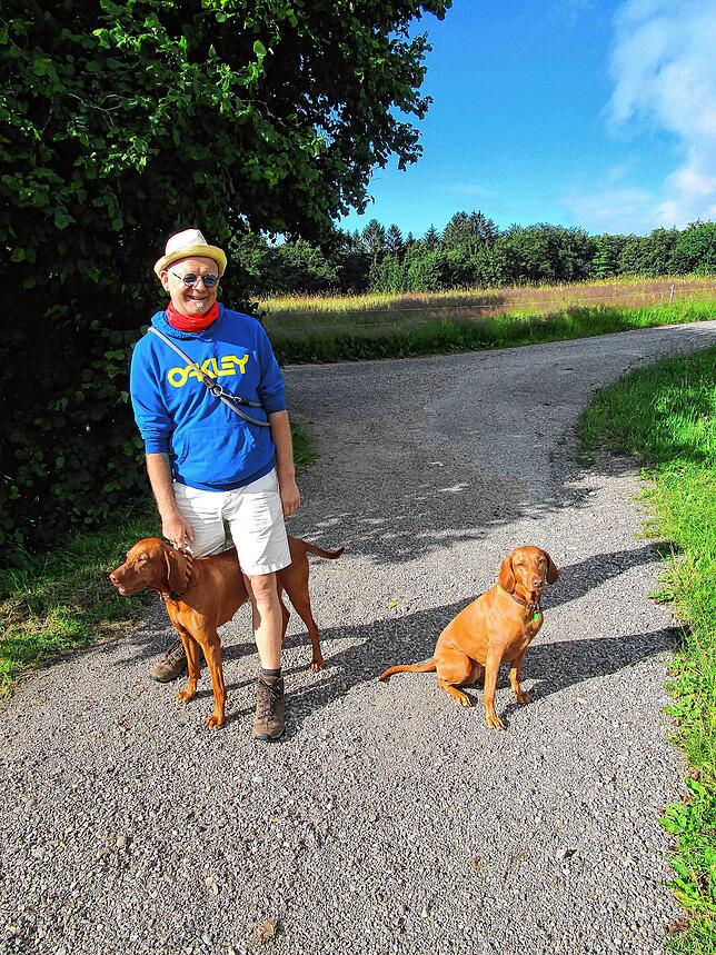 Begegnung der vertrauten Art: Harald Braun mit Klärchen und der gleichrassigen Hündin Mia in Oberwihl, Gemeinde Görwihl.