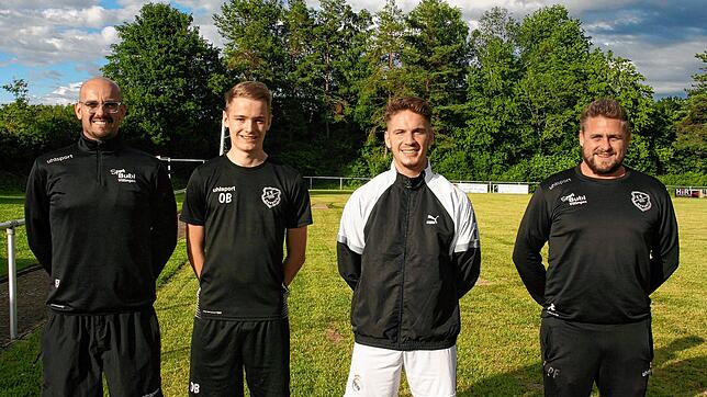 Die Trainer und Neuzugänge beim Landesligisten FV Marbach: (von links) Co-Trainer Fabian Schwarz, Oliver Burkhard, Drilon Fetahi und ...