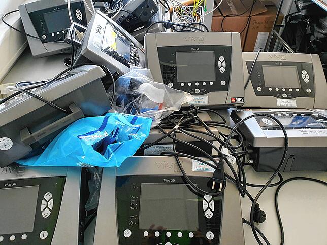 Hier wird noch aufgeräumt: Nach der dritten Welle stapeln sich in einem Nebenzimmer die Beatmungsgeräte.