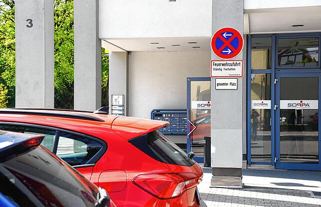 Direkt die Feuerwehrzufahrt zugeparkt haben diese beiden Fahrzeuge in der St. Nepomuk-Straße am Hintereingang des Modeparks Röther. In ...