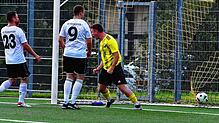 Historischer Treffer nach 42 Jahren: Benedikt Schmidt (Mitte) bejubelt seinen Ausgleich zum 1:1 für den SV Todtmoos gegen den FV ...