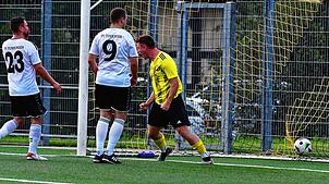 Historischer Treffer nach 42 Jahren: Benedikt Schmidt (Mitte) bejubelt seinen Ausgleich zum 1:1 für den SV Todtmoos gegen den FV ...