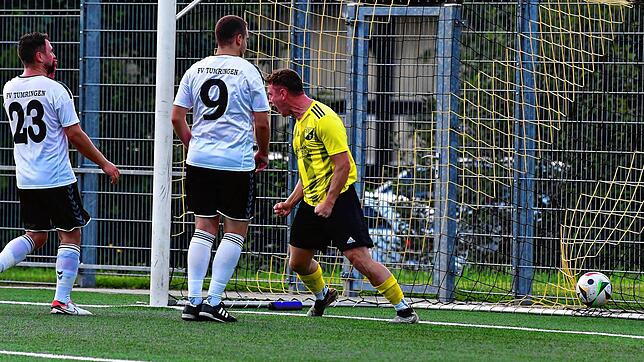 Historischer Treffer nach 42 Jahren: Benedikt Schmidt (Mitte) bejubelt seinen Ausgleich zum 1:1 für den SV Todtmoos gegen den FV ...