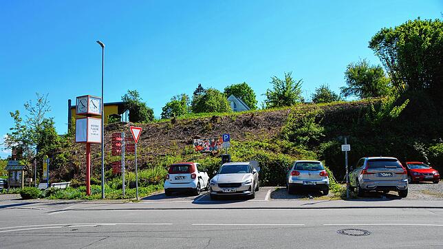 Das Grundstück für den neuen Vollsortimenter-Supermarkt an der Ecke Daisendorfer Straße und Schützenstraße in Meersburg wurde bereits ...