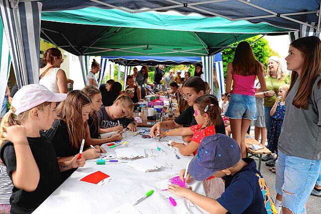 Am Stand des Narrenvereins herrschte beim Malen und Basteln stets reger Betrieb.