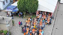 Blick aus der Vogelperspektive auf den Festplatz beim Gemeindesaal. Bei dem traditionellen Dorffest packt die ganze Dorfgemeinschaft mit ...