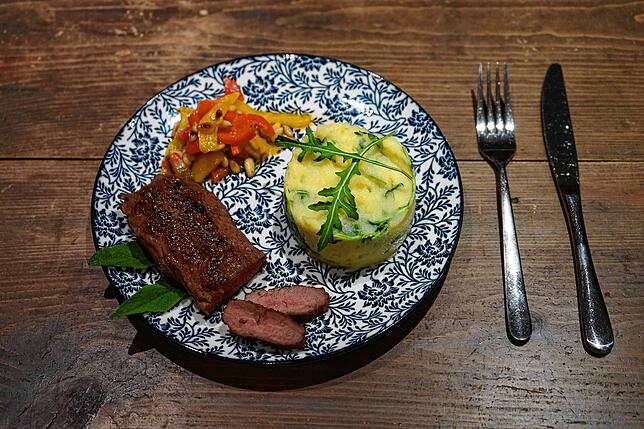 Luftig-lockeres Kartoffel-Sellerie-Püree mit Rucola, ein herb-süßes Peperonatagemüse mit knackigen Pinienkernen und ein perfekt Medium ...