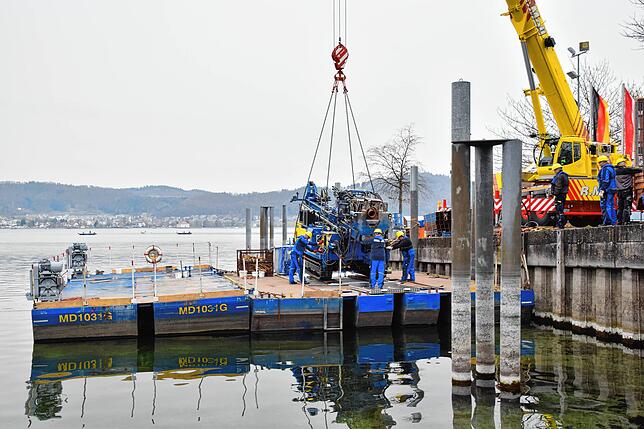 Bild 29: Bilder vom Zusammenbau einer Bohrplattform im Bodmaner Hafen
