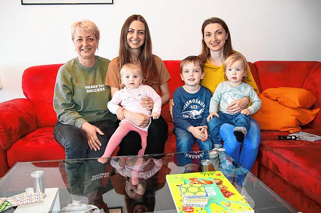 Gruppenbild mit Oma: (von links) Viktoria, Anna mit Liliana und Alina mit Mischa und Mia Anfang März auf dem Sofa in Kreuzlingen.
