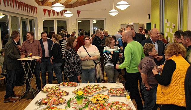 Zahlreiche Gäste waren zum gemeinsamen Neujahrsempfang der Kirchengemeinden und der Gemeinde Wald ins Feuerwehrhaus gekommen.