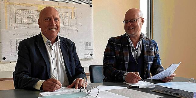 Joachim Dannecker von Züblin (links) und Thomas Gerwatowski von der Wobak bei der Vertragsunterzeichnung.