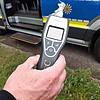 Ein Polizist hält einen Alcomaten in der Hand. (Symbolbild) In Wehr hat die Polizei zwei betrunkene Autofahrer aus dem Verkehr gezogen.