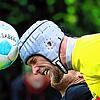Patrick Peters bei einem Kopfball – und entsprechendem Schutz.