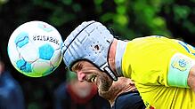 Patrick Peters bei einem Kopfball – und entsprechendem Schutz.