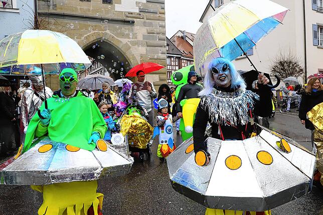 Bild 13: Überlingen am Schmotzigen Donnerstag: Bunte Bilder vom Kindergarten-Zug in der Altstadt