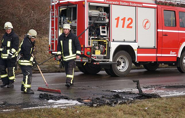 Die Feuerwehrmänner waren über mehrere Stunden auf der Bundesstraße 31 beschäftigt. Unter anderem mit dem Säubern der Fahrbahn.