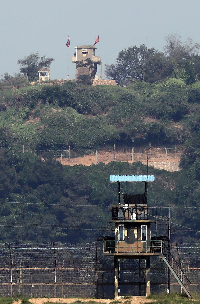 Ein südkoreanischer Beobachtungsposten (vorne) und ein nordkoreanischer Beobachtungsposten, in der demilitarisierten Zone in der Nähe ...