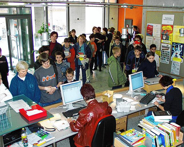 Die neue Bücherei hatte einen riesigen Andrang. Es entstanden zwei lange Schlangen an der Ausleihtheke.