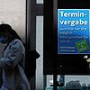 &bdquo;Terminvergabe&ldquo; steht auf einem Plakat am Schaufenster eines Schuhgeschäfts im Zentrum von Leipzig. Steigt der Wert über ...