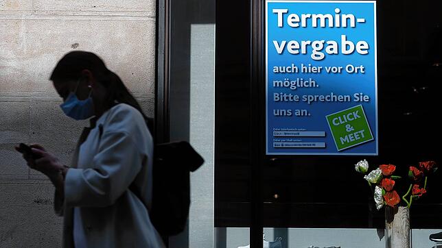 &bdquo;Terminvergabe&ldquo; steht auf einem Plakat am Schaufenster eines Schuhgeschäfts im Zentrum von Leipzig. Steigt der Wert über ...