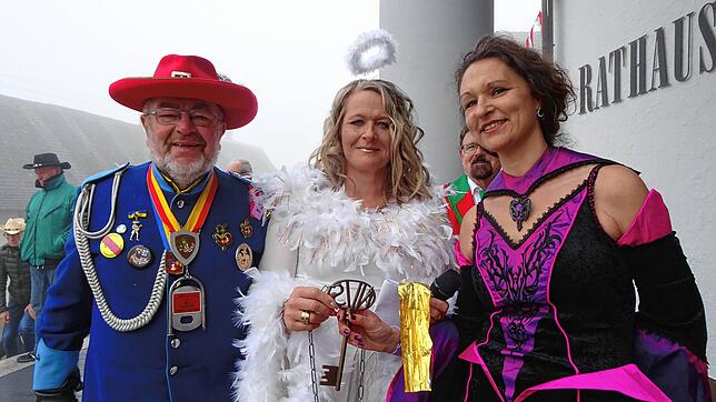 Narrenbolizischd Martin Menner (von links), Sumpfgeister-Präsidentin Marion Kaja und Daisendorfs Bürgermeisterin Jaqueline Alberti haben ...