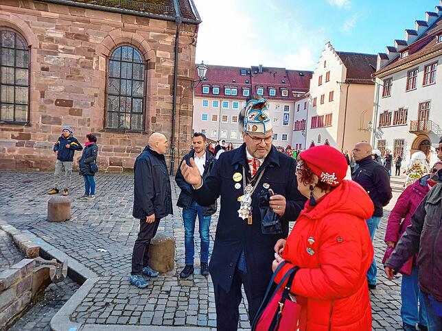 Alex Brüderle erklärt Gerlinde Kretschmann die Besonderheiten des Ringwald-Brunnens auf dem Münsterplatz.
