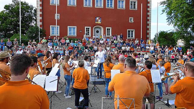Kapellmeister Tobias Liedtke hat sichtlich Spaß, die vielen Musikerinnen und Musiker gemeinsam zu dirigieren. Bild: Gerd Feuerstein
