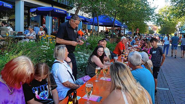 Die Sommer-Hockete in der Innenstadt, hier ein Bild vom Freitag, ist gut besucht. Bilder: Rüdiger Fein
