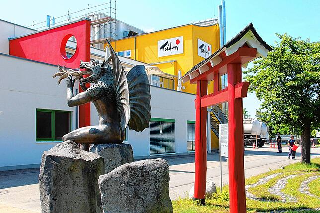 Ein bisschen Asien in Freiburg: Taifun-Stammsitz mit Drachenskulptur in einem Freiburger Gewerbegebiet.