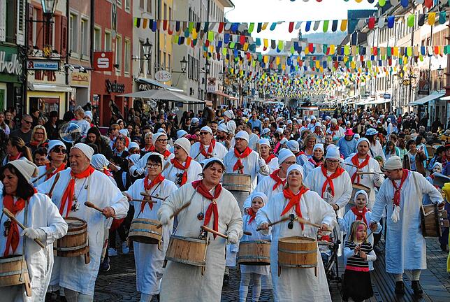 Weiß und rot, wohin das Auge schaut: Am Schmutzigen Dunschdig ziehen die Geltentrommler beim Kinderumzug durch die Waldshuter Kaiserstraße.
