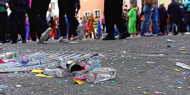 Feiglinge, Klopfer oder Party-Shooter: Auf der Marktstätte sind am Schmotzigen 2022 so allerlei Reste von Spirituosen hinterlassen worden.