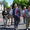 Rundgang mit der Regierungspräsidentin Bärbel Schäfer und Gemeinderäten im Radolfzeller Ortsteil Böhringen: OB Simon Gröger (links) und ...