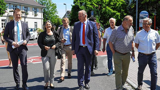 Rundgang mit der Regierungspräsidentin Bärbel Schäfer und Gemeinderäten im Radolfzeller Ortsteil Böhringen: OB Simon Gröger (links) und ...