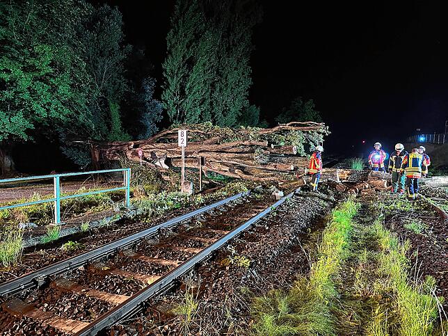 Bild 2: Bilder von den Einsätzen und massiven Schäden nach dem Unwetter in Bodman-Ludwigshafen
