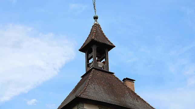 Die Glocke im Turm des Schnetztors ist immer noch durch die provisorische Holzeinrichtung von Dezember 2022 befestigt.