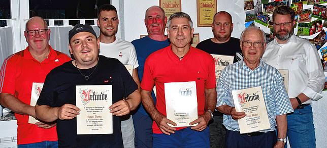 Ehrungen beim FC Bergalingen: Für 25-jährige Mitgliedschaft wurden (vorn, von links) Simon Thoma und Markus Wassmer ausgezeichnet. Klaus ...
