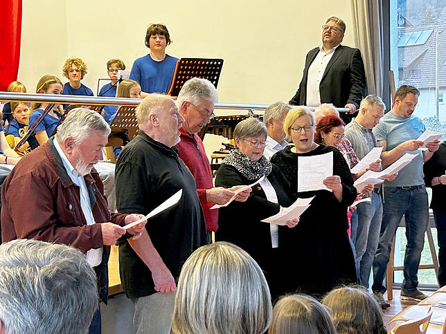 Mitglieder des Gemeinderats bildeten einen Chor und stimmten das „Laufenburg-Lied“ an.