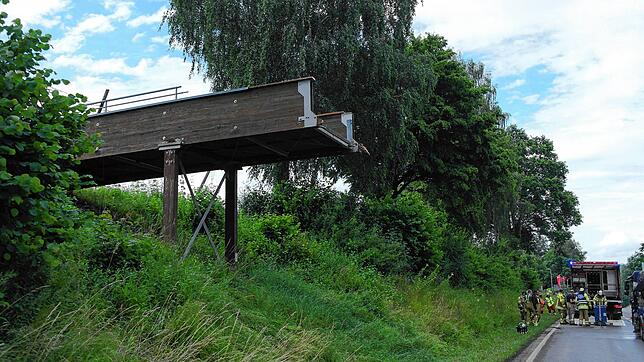 Der Mittelteil der Fußgängerbrücke stürzte nach dem Unfall auf die Bundesstraße.
