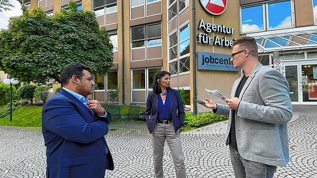 SÜDKURIER-Redakteur Julian Singler (rechts) moderiert das Gespräch zwischen Patrick Leismann und Derya Türk-Nachbaur (SPD).
