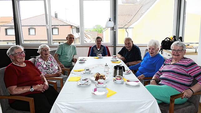 Die Stimmung in der Stettener Senioren-WG könnte kaum besser sein. Im Bild freuen sich (von links): Renate Geis, Gisela Neusch, Otto und ...