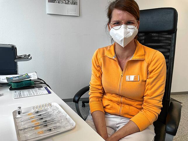 Hausärztin Natalie Frisch kümmert sich darum, dass die Impfdosen fachgerecht aufgezogen werden.