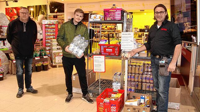 Karl Eberhardt (rechts) und Jörg Wiggenhauser (links) leiten das Rewe-Helfer-Team. Jonas Lauenstein (18) war einer der Fahrer, die von ...