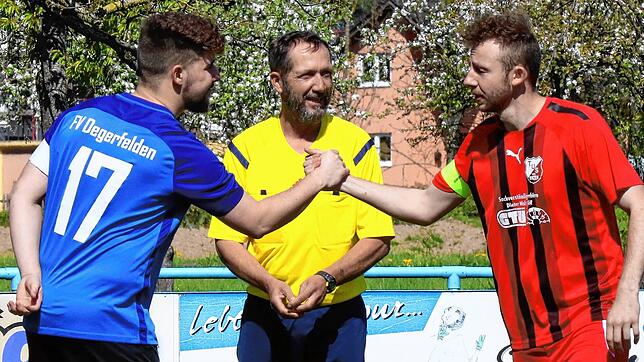 Getrennte Wege: Während Kevin Balling (links) mit Absteiger FV Degerfelden in der neuen Saison in der Kreisliga B antreten muss, freut ...