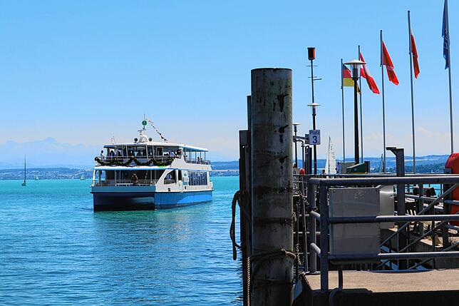 Mit der Fähre zur Insel Mainau verbindet zwei der Top-Sehenswürdigkeiten am Bodensee. Hier auf dem Bild das neue E-Schiff, das ab August ...