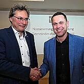 Ein schwerer Moment für Winfried Kropp (links): Er gratuliert Frank Ortolf nach knapp verlorener Kampfkandidatur um Listenplatz 5.